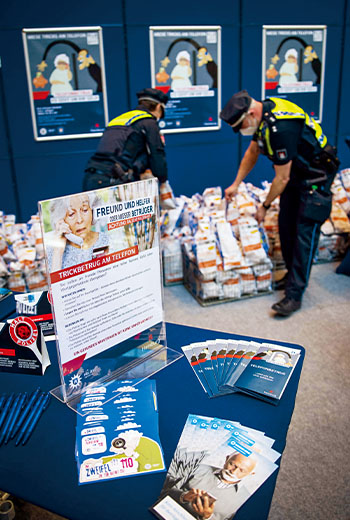 疫期歐洲手機詐騙案激增，德國警察出新招，選在百貨公司發送一袋袋附有防詐宣導的麵包，吸引路人關注